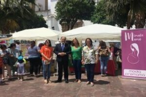 Landaluce visita los stands de la Feria de la Maternidad de la Plaza Alta