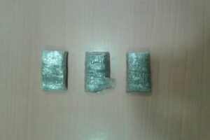 Sorprendido cuando recogía droga del arcén de una carretera