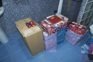 Desarticulados dos puntos de almacenamiento y distribución de tabaco de contrabando.