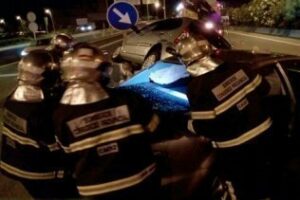 Excarcelada una mujer atrapada tras un choque de dos vehículos en Algeciras