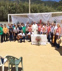 El alcalde comparte con los vecinos de Pelayo su tradicional convivencia con motivo de la romería anual