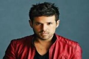 El alcalde presenta el cartel anunciador del concierto de Pablo López