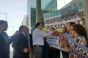 Rajoy es recibido en Algeciras por Landaluce, Sanz y afiliados