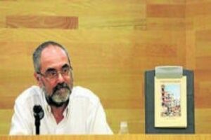 Pérez Girón presenta su libro La lluvia en verano" en el Centro Documental