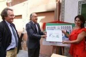 Alcalde y directora de la ONCE presentan el cupón dedicado al Día Mundial de la Tapa