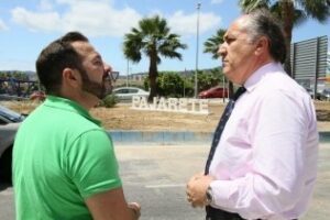 Alcalde y delegado de Parques y Jardines visitan la rotonda de Pajarete, junto al centro comercial