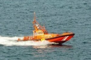 Rescatan a tres personas de un barco de recreo en Algeciras que se estaba hundiendoI