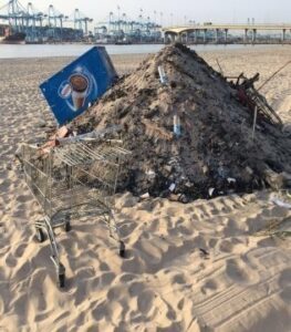 El Psoe reclama la limpieza inmediata de la Playa de la Concha
