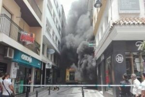 Incendio en un garaje comunitario en el centro de Algeciras (video)