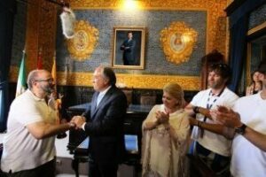 Visita en el Salón de Plenos de los participantes en la caravana Vespa Tour Solidario