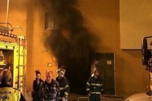 Tras 6 horas de incendio bomberos de Algeciras siguen trabajando en extinguir las llamas