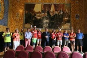 El alcalde recibe a los participantes en el reto deportivo solidario Andalucía 7 desafíos"