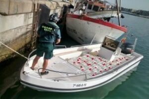 La Guardia Civil interviene una embarcación con 46 petacas de gasolina.