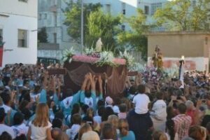 La Juliana prepara su paso de la Virgen del Carmen y una verbena para la noche anterior.