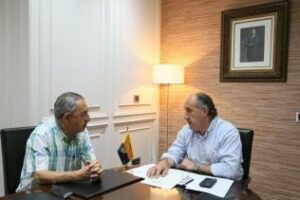 El alcalde recibe al presidente de honor de la Sociedad del Cante Grande