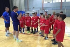 Más de cien niños y niñas de Gibraltar aprenden fútbol sala en la Escola del Barça
