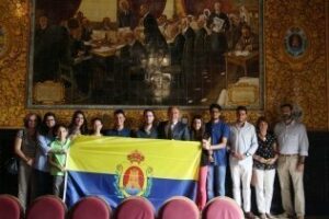 Landaluce entrega la bandera de Algeciras a quienes peregrinarán a la Jornada Mundial de la Juventud