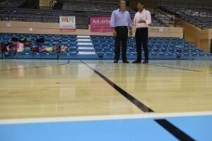 Landaluce revisa los trabajos de reparación integral del parquet del Pabellón Municipal Ciudad de Algeciras"