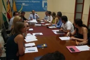 Los portavoces municipales, reunidos con los trabajadores de Grupo Alonso, asumen una moción en defensa de los puestos de empleo