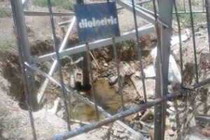 IU denuncia el peligro que supone un gran socavón en una torre eléctrica