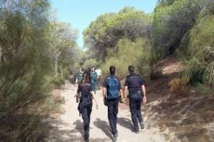 Policías autonómicos participan en una campaña contra la acampada ilegal en Tarifa