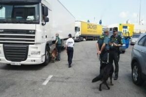 La Guardia Civil rescata a un menor que estaba oculto en el cortavientos de un camión