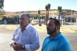 El Ayuntamiento ajardina la rotonda que da acceso al recién inaugurado paso de la Cañá de los Tomates