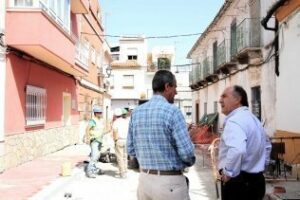 Comienzan a adoquinar la calle Gloria