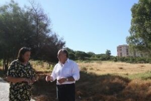 El alcalde visita los terrenos cedidos por el Ayuntamiento para la construcción del nuevo colegio en San Bernabé