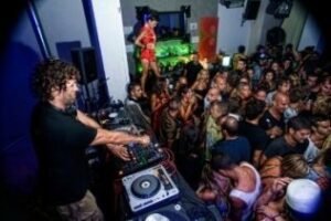 Detenido por hacerse pasar como policía y armado para entrar en una discoteca en Tarifa