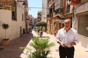 El alcalde supervisa el estado final de la nueva ornamentación de la calle Prim