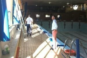 El Ayuntamiento renueva la cristalera de la piscina del Pabellón Ciudad de Algeciras" por primera vez en su historia