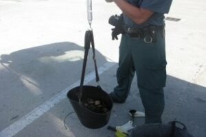 La Guardia Civil sorprende a dos personas mariscando ilegalmente lapas en peligro de extinción y en régimen de protección especial