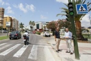 Entran en funcionamiento dos nuevos semáforos peatonales en la avenida Virgen del Carmen y Carretera de Cádiz