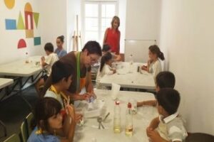 Pilar Pintor saluda a los participantes en el último Taller con los pequeños pintores"