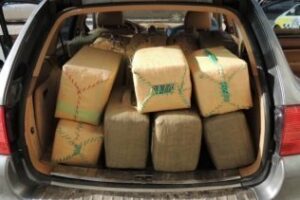 Intervienen una tonelada de hachís y dos vehículos en el parking de una sala de fiestas