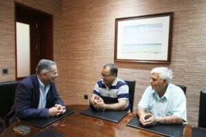 La Asociación de Veteranos Paracaidistas expone su programa social en el Ayuntamiento