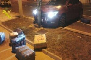 La Guardia Civil interviene 266 kilos de hachís y se busca a uno de los autores por homicidio frustrado.