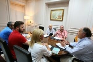 El alcalde informa a los vecinos sobre los trabajos de limpieza de lodos previstos en la Cuesta del Rayo