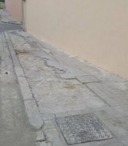 Los vecinos denuncian falta de acerado en la calle Vicente Espinel