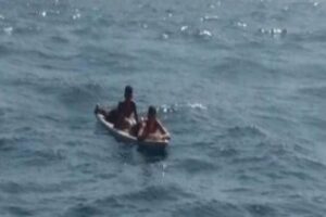 Las autoridades marítimas rescatan cinco inmigrantes que navegaban en una patera en el Estrecho