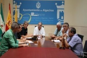 Ayuntamiento y taxistas acuerdan estrechar la colaboración en la lucha contra los piratas"