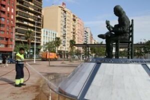 Algesa limpia y mantiene la estatua de Paco de Lucía