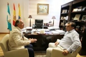 El alcalde recibe al director de TTI Algeciras para interesarse por la situación de la terminal tras el anuncio de Hanjin