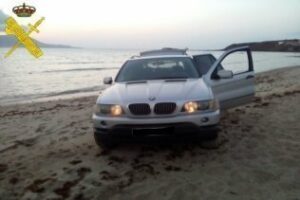 Intervienen 270 kgrs de hachís y tres detenidos en un alijo en la playa del Chinarral