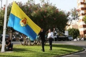 Algeciras y España ondean ya en la Plaza de la Constitución