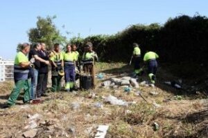 Supervisan la limpieza y desescombro de una parcela en Alexander Henderson