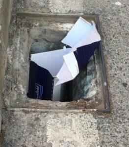 Alertan del peligro por la ausencia de rejilla en el Husillo de la calle Fermín Salvochea