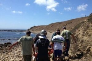 Trasladan en camilla un ciclista herido durante 2 km de acantilado y playa de piedras en Tarifa