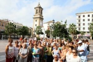 El alcalde acompaña a los mayores de la ciudad que realizan gimnasia en la Plaza Alta dentro del programa municipal Vida saludable"